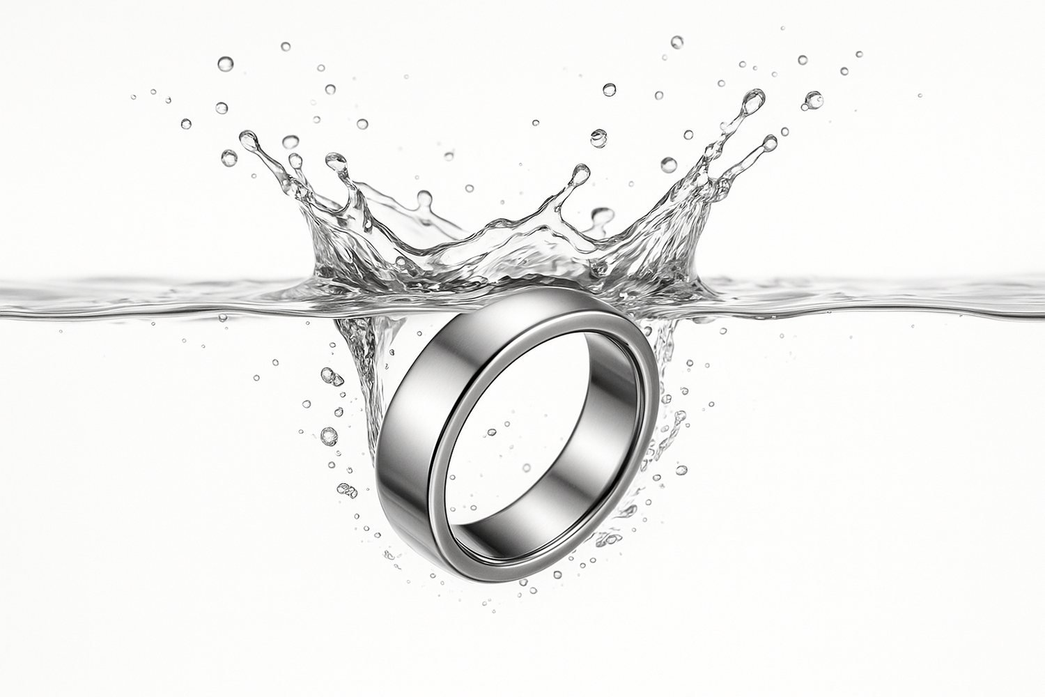 smart ring colore argento liscio con sfondo bianco che cade in acqua