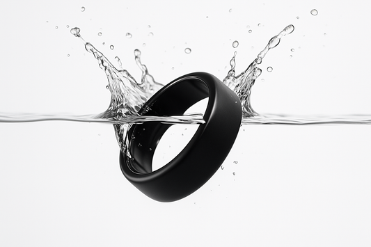 smart ring nero liscio con sfondo bianco che cade in acqua